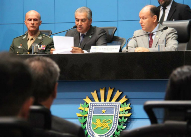 Governador lê mensagem durante abertura do ano legislativo/ Foto: Chico Ribeiro