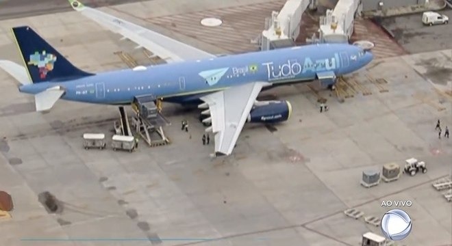 Avião com corpo de Gugu Liberato chega ao aeroporto de Viracopos Avião pousou no aeroporto de Viracopos exatamente às 6h desta quinta-feira. Reprodução/RecordTV