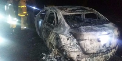 Veículo usado em atentado é encontrado queimado Foto: Porã News