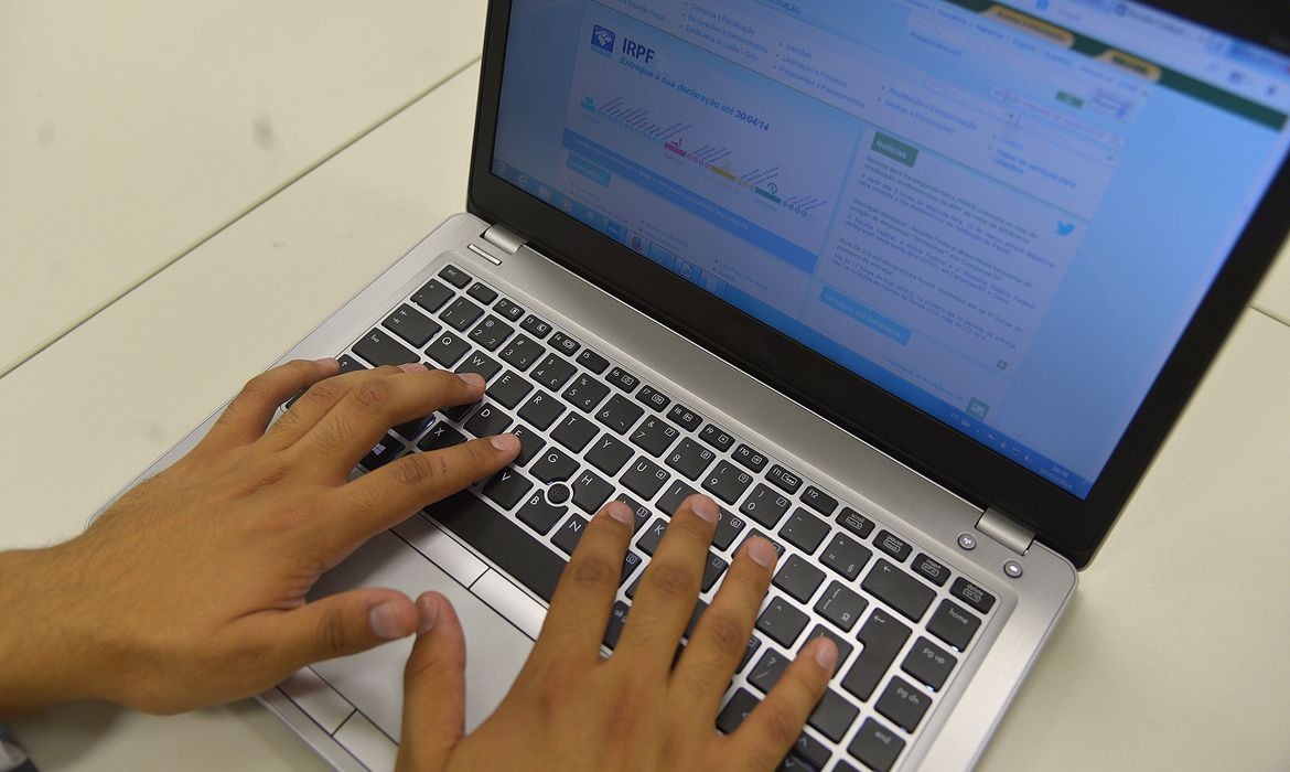 Teletrabalho demanda cuidados com postura, equipamentos e jornada Marcello Casal Jr./Agência Brasil