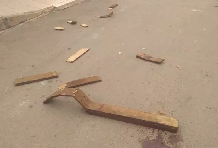 Mulher é espancada com pedaço de pau e cava buraco para fugir do agressor Ilustração