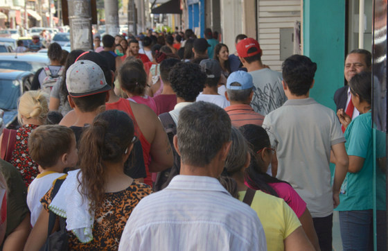 Consumidores aguardam por promoções - Foto: Paulo Ribas / Correio do Estado