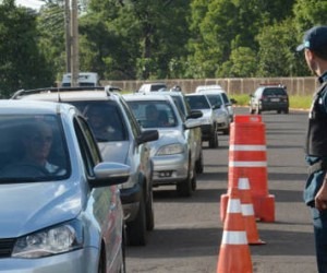 Policial militar durante fiscalização no trânsito - Gerson Oliveira 