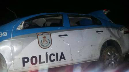 Segundo PMs, bandidos do Complexo do Salgueiro alvejaram o veículo, provocando o acidente Foto: Divulgação
