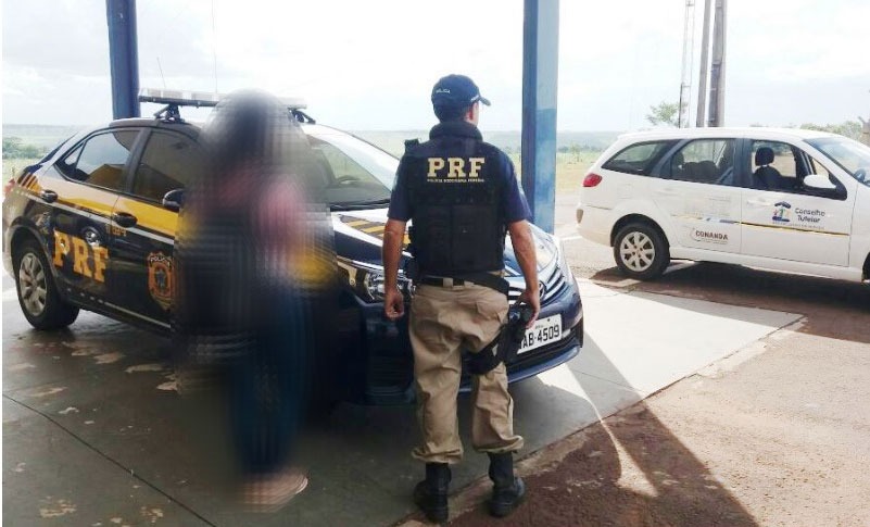 Jovem de 15 anos que fugiu de casa para encontrar namorado é flagrada em ônibus