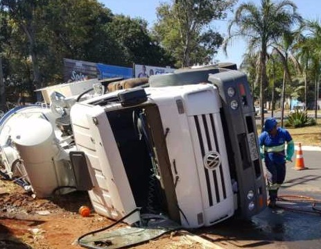 Caminhão pipa tomba em rotatória da Avenida Interlagos Caminhão pipa tomba em rotatória da Avenida Interlagos