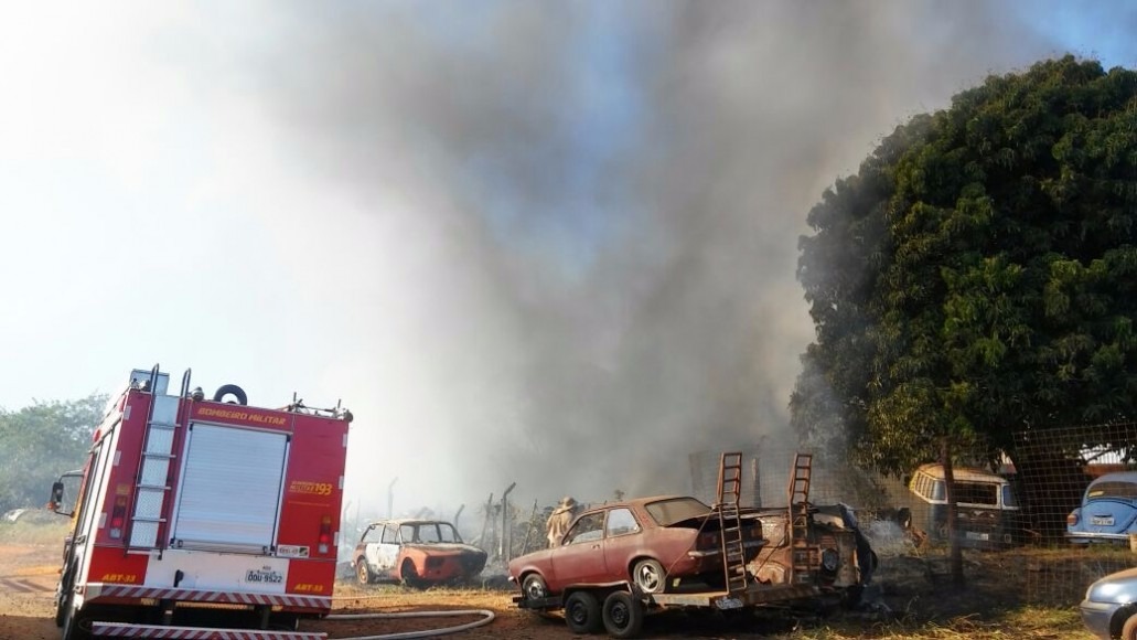 Carreta pipa dos Bombeiros foi acionada - Mariane Chianezi