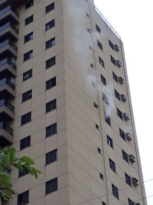 Bombeiros combatem princípio de incêncio no 12º andar de prédio no centro