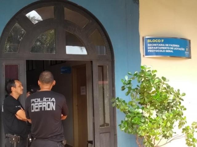 Policiais em frente ao bloco da Secretaria de Fazenda e Departamento de Licitações da prefeitura. Adilson Domingos