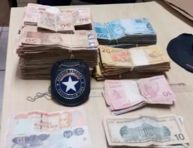 Preso ao tentar entrar na Bolívia com dinheiro na cueca foi flagrado pela 2ª vez em 15 dias Dinheiro apreendido com ex-assessora de senadora e com o irmão dela (Foto: Reprodução)