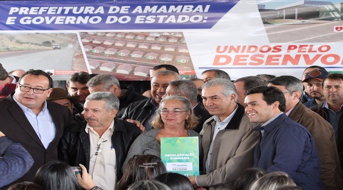 Governo do Estado entrega títulos de imóveis e acaba com drama de famílias de Amambai Foto: Saul Schramm