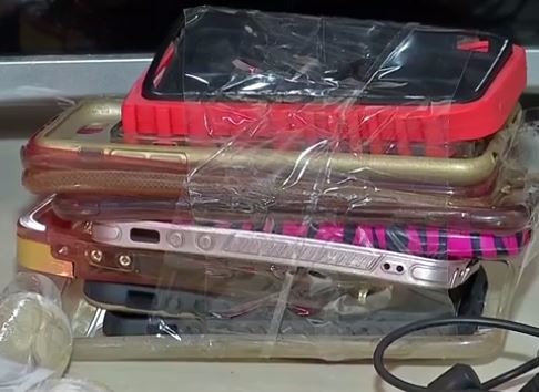 Dupla é presa após anunciar celular roubado na internet Anúncio de venda de celular na internet ajuda polícia a descobrir boca de fumo