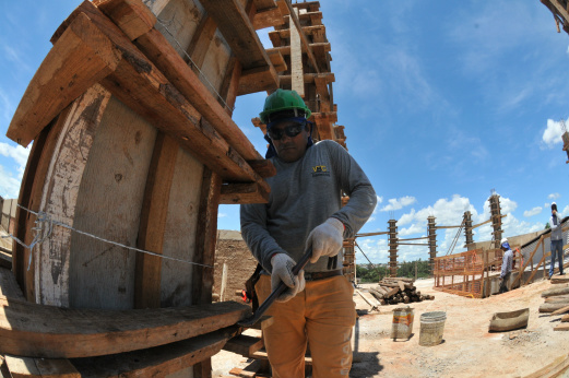 Homem trabalha em obra financiada com recurso de fundo - Foto: Arquivo/Correio do Estado