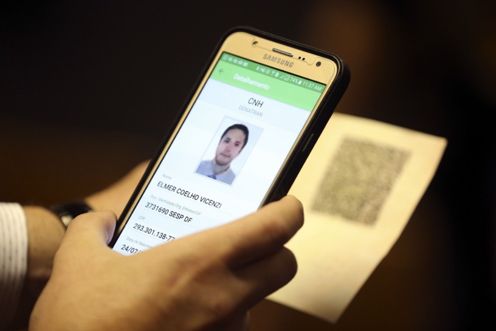 Contran aprova criação da CNH eletrônica O código QRCode já é utilizado o verso da CNH e pode ser lido com um aplicativo gratuito no celular. Isso evita fraudes. Foto: José Cruz Agência Brasil