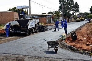 Após drenagem, Nova Lima começa a receber pavimentação Marquinhos inaugura trecho de pavimentação no bairro Foto: PMCG