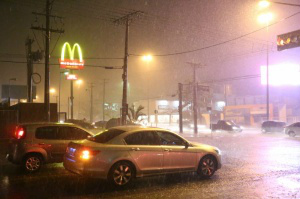 Forte chuva também causou transtornos no trânsito na área central. (Foto: Marcelo Victor)