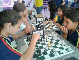 Alunos participam de provas de xadrez e damas em jogos escolares da REME