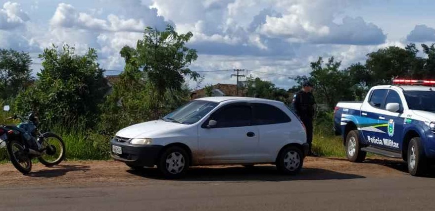 Mulher é morta com tiro na cabeça dentro de veículo Mulher é morta com tiro na cabeça dentro de veículo