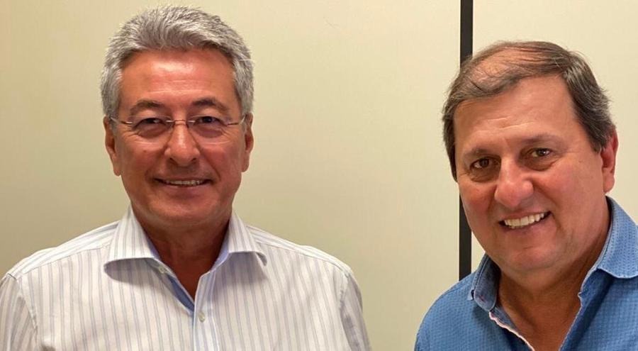 Pré-candidato em Nova Andradina, Hashioka deixará o SAD em maio Roberto Hashioka ao lado do presidente do PSDB Sérgio de Paula. Divulgação