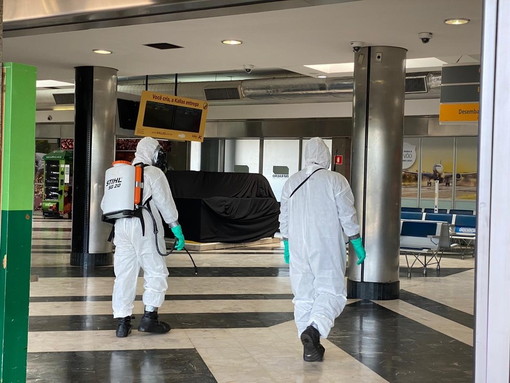 Covid-19: aeroporto da Capital passa por descontaminação Equipe de resposta Nuclear, Biológica, Química e Radiológica da Marinha no saguão do aeroporto. Cristina Mayumi/TV Morena