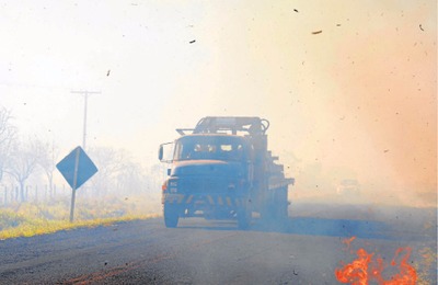 Longo período sem chuva favorece o surgimento de incêndios em vegetação, como este, ocorrido durante todo o dia de ontem na MS-010 - Foto: Gerson Oliveira/Correio do Estado
