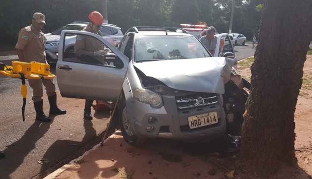 Idosa sem sinto de segurança é lançada pelo para-brisa em acidente na Capital Midiamax