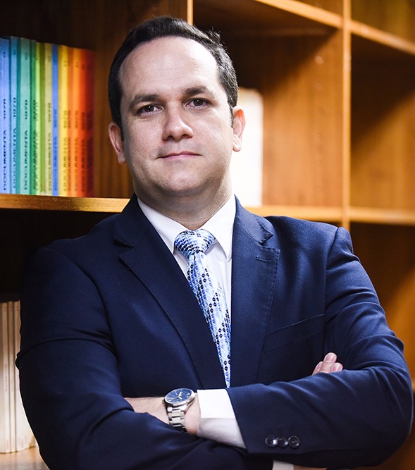 Diploma e educação superior: a importância de escolher certo Chanceler do Grupo Estácio. Foi Secretário-Executivo do MEC. Professor.