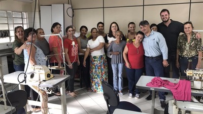 Formandas do curso de costura e reparos da Funsat comemoram qualificação profissional