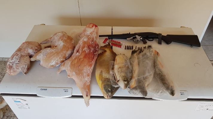 Homem é preso com pescado, caça, armas, munições e tarrafas Divulgação