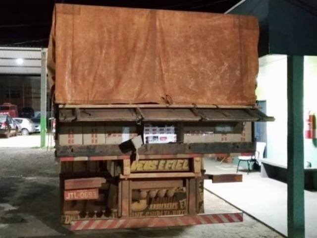 Polícia Civil apreende caminhão com 300 caixas de cigarros contrabandeados A apreensão ocorreu em Iguatemi. Tá Na Mídia Naviraí