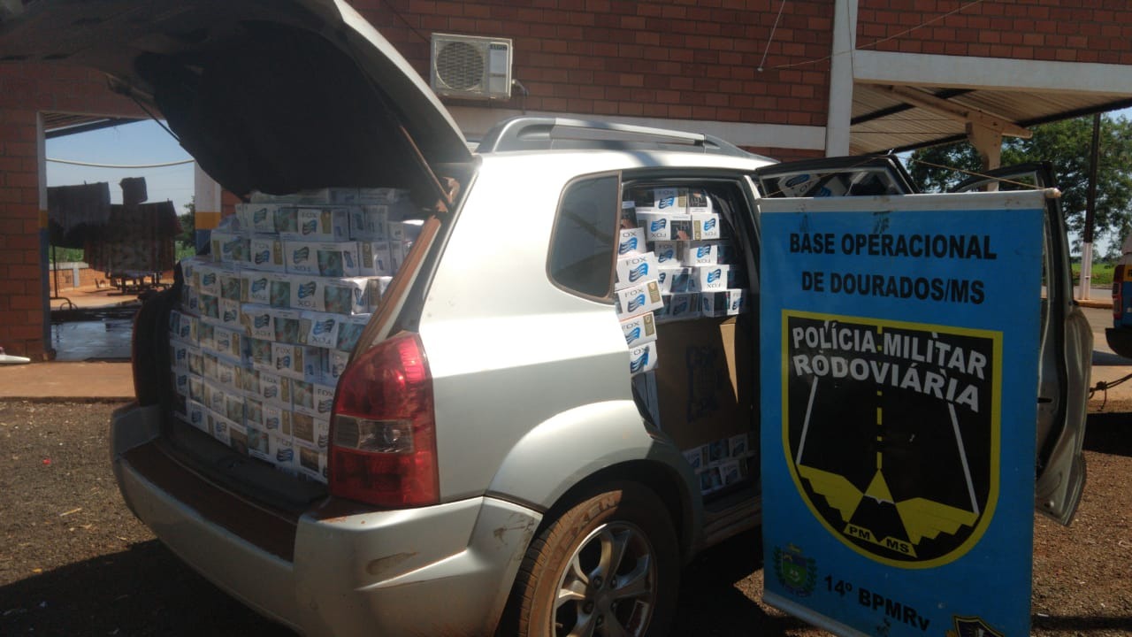 Contrabandista de cigarros tenta fugir a pé, mas é preso