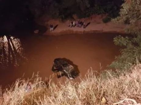 Veículo com família cai no leito do rio Anhaduí na Ernesto Geisel O acidente ocorreu na noite de sexta (2)Ana Paula Chuva
