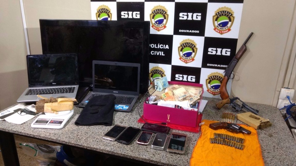 Polícia Civil em Dourados realiza 'Operação Thanos' Armas e materiais apreendidos na operação. (Foto: Osvaldo Duarte)