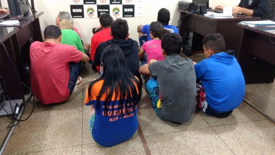 Polícia Civil em Dourados realiza 'Operação Thanos' Pessoas conduzidas à delegacia. (Foto: Osvaldo Duarte)