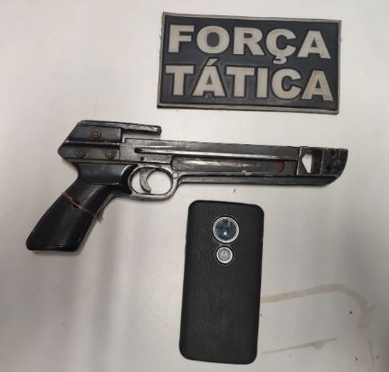 Homem é preso pela PM ao ser flagrado tentando roubar bolsa de mulher Simulacro utilizado para o cometimento do crime. Divulgação