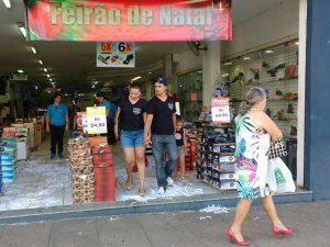 Lojas aproveitam o fim do ano com promoções para limpar o estoque que sobrou do Natal. (Foto: Amanda Bogo)