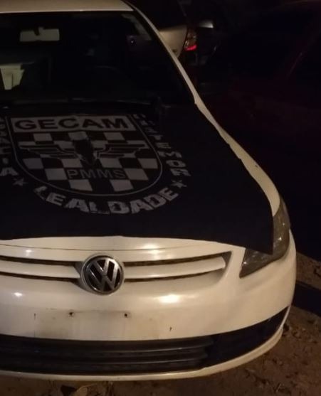 Após troca de tiros com dono de conveniência, bandidos são presos pela PM Veículo recuperado.