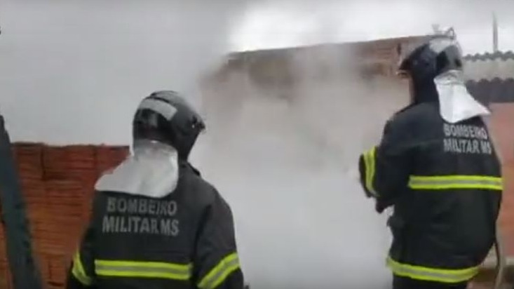 Incêndio destrói cômodo pronto de casa em construção no Los Angeles Reprodução
