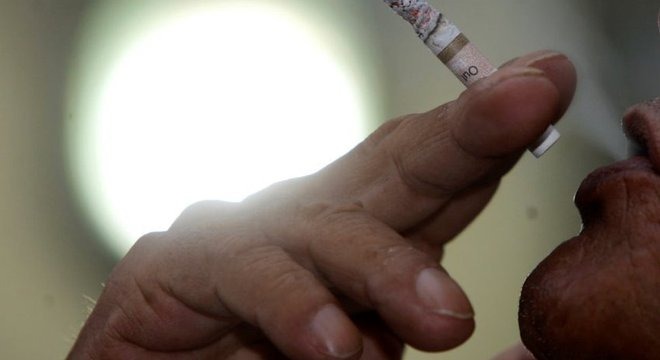 Por que fumar cigarro é hábito mais comum entre os mais pobres Em média, fumantes compõem cerca de 10% da população brasileira - entre aqueles com menos anos de estudo, o percentual é maior. CARLOS SODRÉ/ AG. PARÁ/ BBC NEWS BRASIL