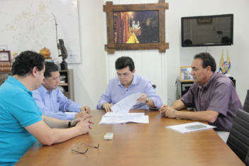 Foto:Gerson Walber 
Vereador Carlão presenciou o ato de sanção da lei, pelo prefeito