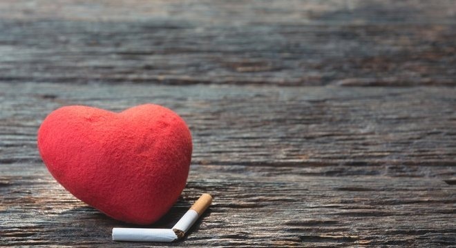 Por que fumar cigarro é hábito mais comum entre os mais pobres Pesquisas mostram que gastos com o tabagismo, entre os mais pobres, afeta mais fortemente o orçamento - tomando o lugar de custos com alimentação e com a própria saúde Tabaco e pobreza: 'Círculo vicioso'. Getty Images/ BBC NEWS BRASIL