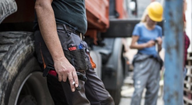 Por que fumar cigarro é hábito mais comum entre os mais pobres Na Inglaterra, entre trabalhadores manuais, o número de fumantes é de um a cada quatro pessoas; para ocupações a nível gerencial, a participação é de um para dez. BBC NEWS BRASIL