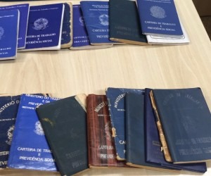 Criminoso fraudava registros para garantir auxílio-reclusão a parentes de presos Várias carteiras de trabalho foram apreendidas - Divulgação/PF