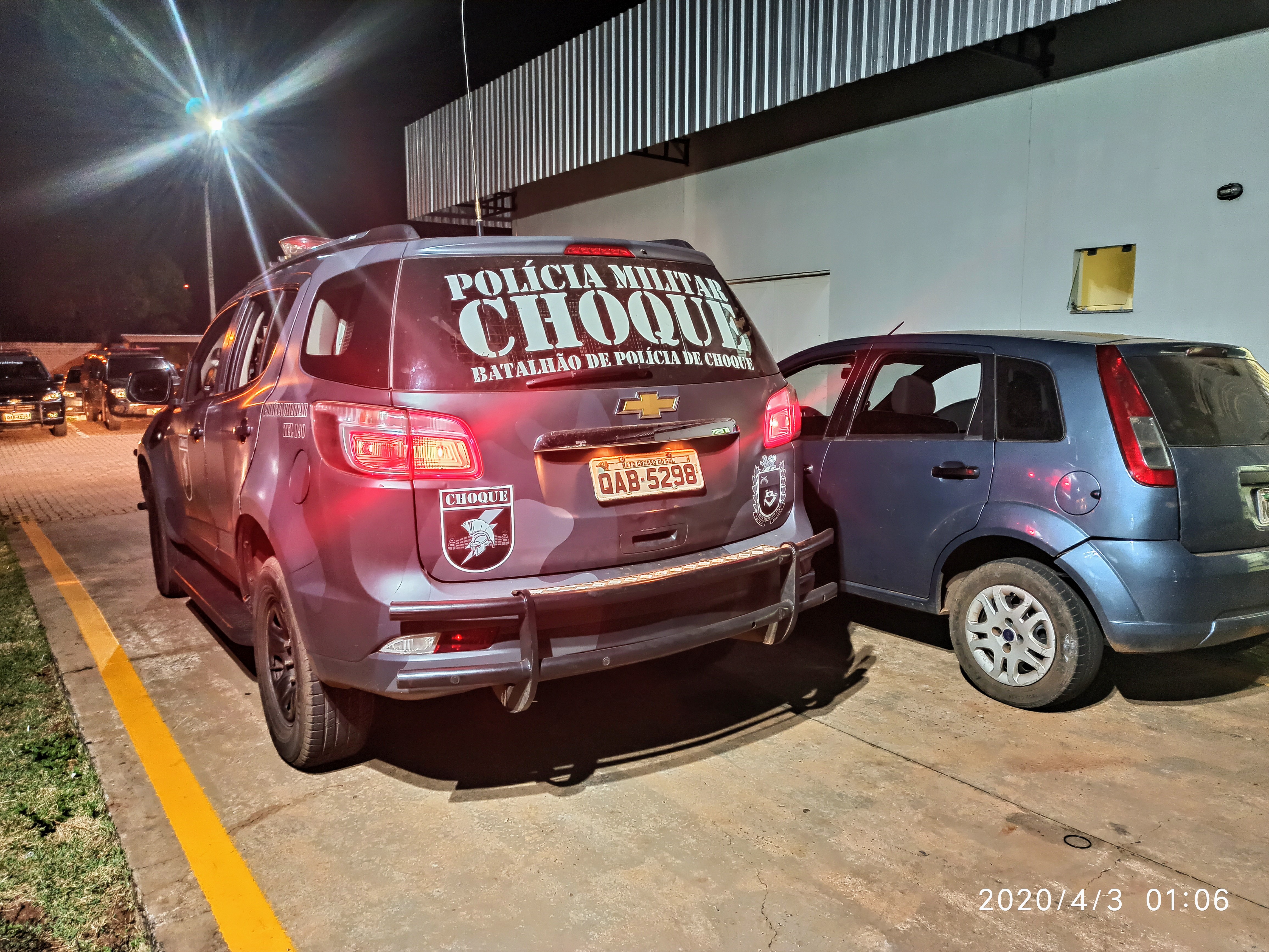 Equipe do Batalhão de Choque prende dupla logo após roubo de carro nas moreninhas Os policiais recuperaram o veículo / Divulgação - PM
