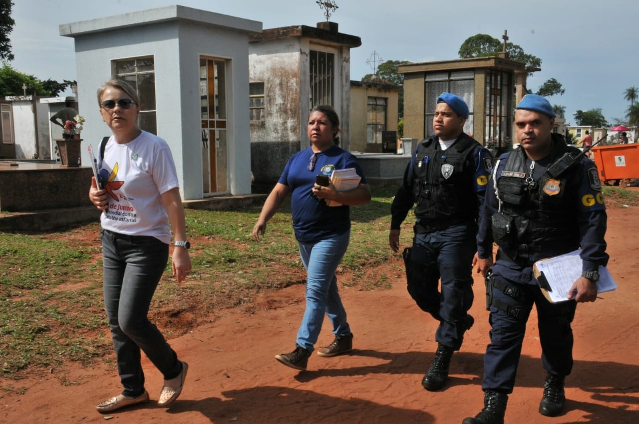 Os garotos estavam no Cemitério São Sebastião, o Cruzeiro. Valdenir Rezende/Correio do Estado