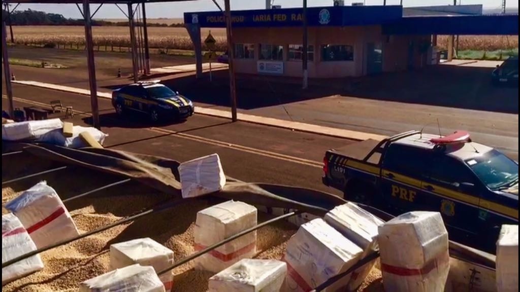 Maconha apreendida na 463 seria levada ao interior de SP A droga ainda esta sendo pesada. Divulgação/PRF