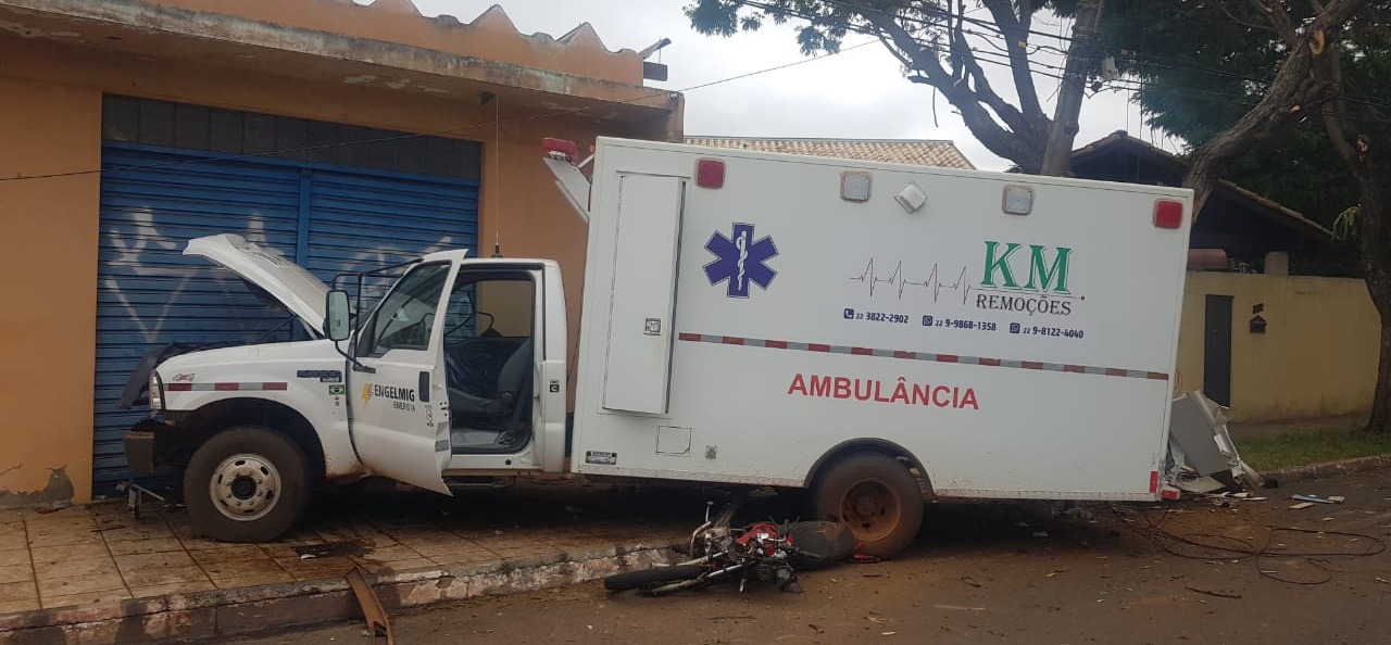 O impacto foi tão forte que parte da lataria do carro de socorro se abriu. A motocicleta ficou irreconhecível / Robson Souza