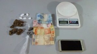 Jovem é preso por vender drogas em frente à sua residência Jovem é preso por vender drogas em frente à sua residência