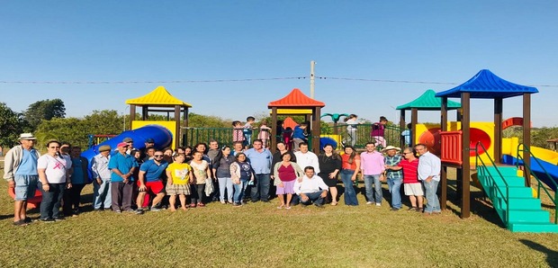População de Santa Rita do Pardo recebe parque infantil adquirido com recursos do Funles População de Santa Rita do Pardo recebe parque infantil adquirido com recursos do Funles