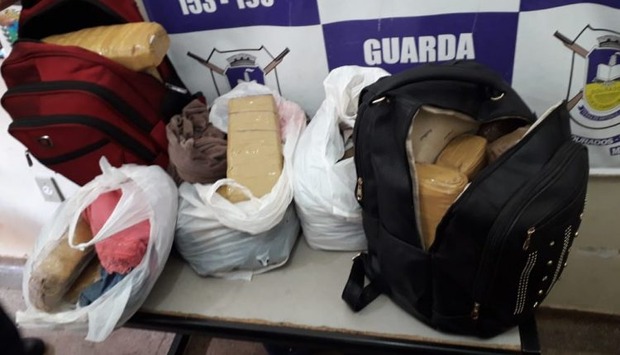 Adolescentes são flagradas pedindo carona com 35 kg de maconha Adolescentes são flagradas pedindo carona com 35 kg de maconha